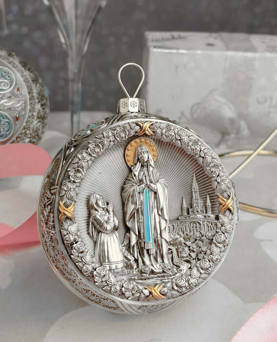 Серебряный елочный шар "Мадонна"